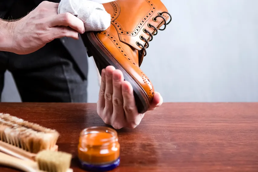 Cómo limpiar botas de piel de forma adecuada para conservar su apariencia y desempeño durante más tiempo.